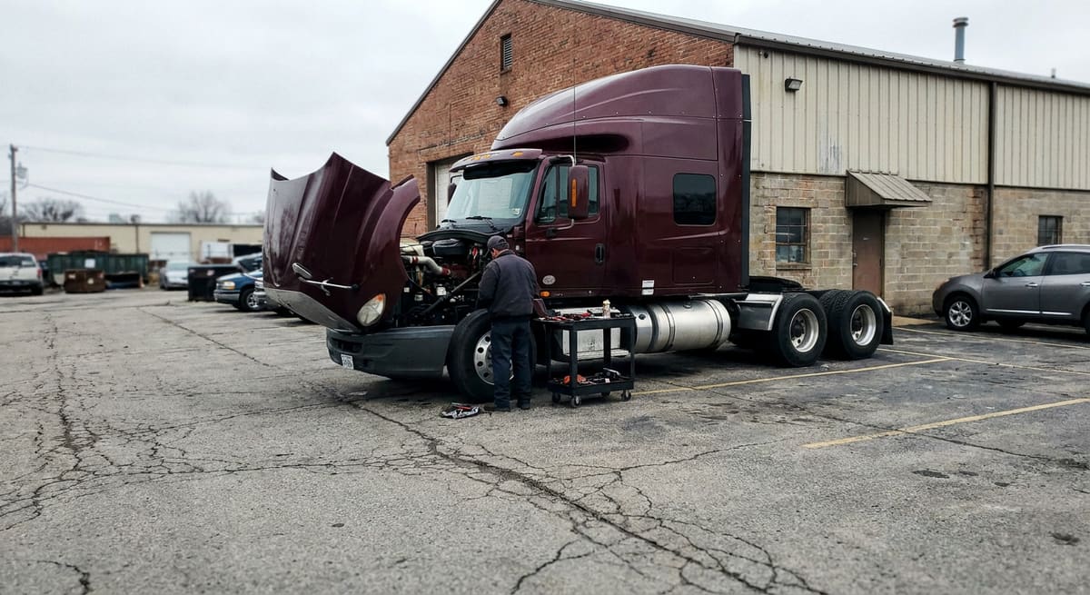 Dallas Freightliner truck mechanic in Dallas-Fort Worth